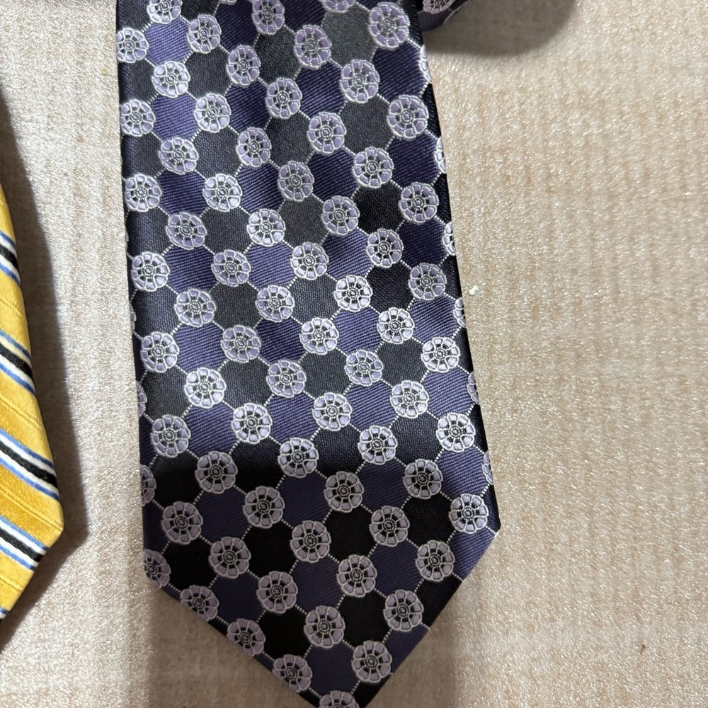Chaps John Ashford‎ Bill Robinson Elegant Men's Tie Yellow Gray Navy Silk Geo - Picture 5 of 5
